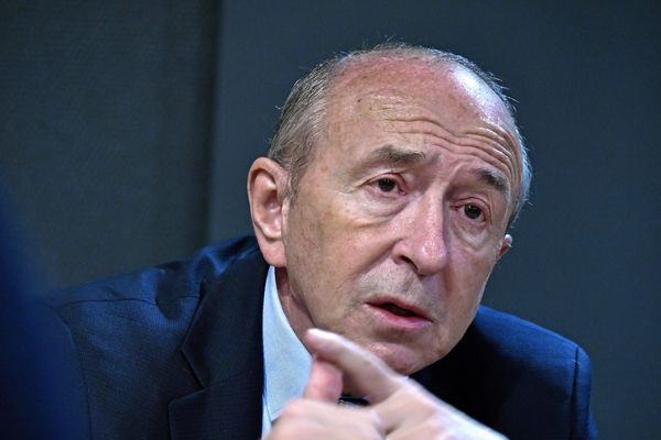 Autour de Gérard Collomb, on reconnaît un mouvement de colère après une provocation de la conseillère.