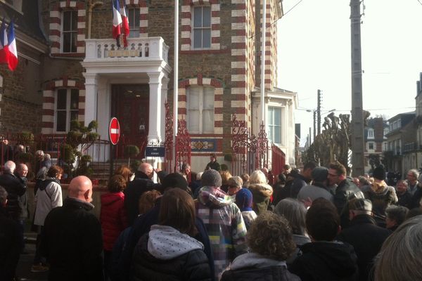 Plusieurs centaines de Dinardais s'étaient rassemblés devant la mairie pour manifester leur mécontentement sur la politique municipale