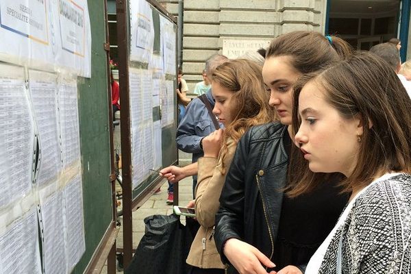 L'attente des résultats du bac au lycée Emile Zola de Rennes