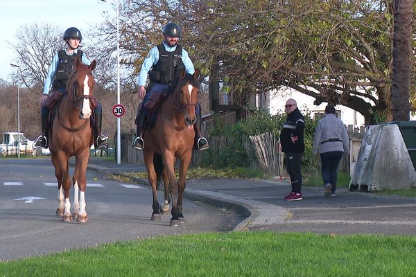 Les gendarmes du poste à cheval régional de Biscarosse en patrouille.