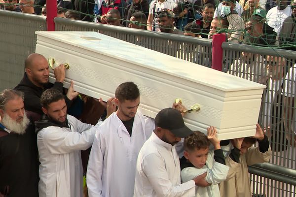 Nessim Ramdane porté dans son cercueil mortuaire, à la mosquée de la Méditerranée à Marseille.