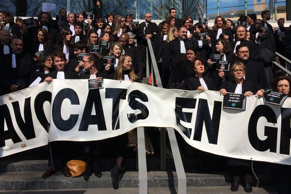 Les avocats du barreau de Toulouse rassemblés devant le tribunal de grande instance de Toulouse ce mercredi 21 mars. 