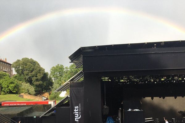 Au concert de Big Flo et Oli, dans le cadre des nuits de Fourvière, un magnifique arc-en-ciel a embelli le ciel pour le plus grand plaisir des spectateurs (photo Olivier Flandin France3)