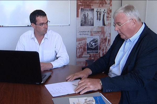 Bertrand Huet (à droite), bénévole pour l'ECTI prodigue des conseils basés sur son ancienne expérience de cadre