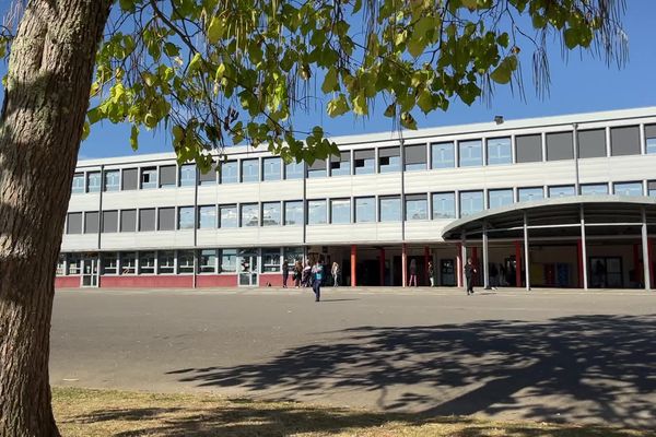 La gendarmerie de Bellac (Haute-Vienne) poursuit les investigations après des menaces reçues au collège Louis Jouvet. Ces messages à destination du corps enseignant ont été envoyés via le site "Pronote".