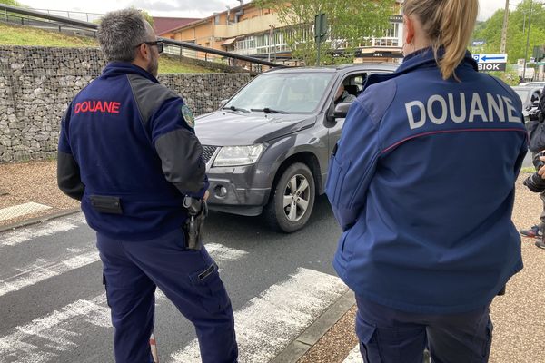 Opération de contrôle des douanes françaises à Dantxaria, à la frontière espagnole, jeudi 25 avril 2024. Pour se mettre en conformité avec la réglementation européenne, quatre cartouches sont désormais autorisées par personne au lieu d'une seule auparavant.