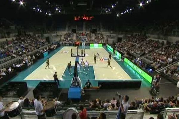 L'Azur Arena était à moitié pleine vendredi soir pour cette première à domicile. 