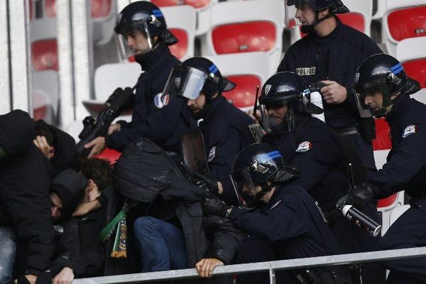 24 novembre 2013, des accrochages entre supporters et forces de l'ordre à Nice.