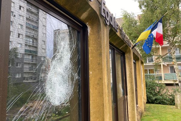 La mairie de Coulaines, au nord du Mans, a subi plusieurs attaques de mortiers dans la nuit du vendredi 30 juin au samedi 1ᵉʳ juillet, un incendie s'y est ensuite déclenché dans la nuit.