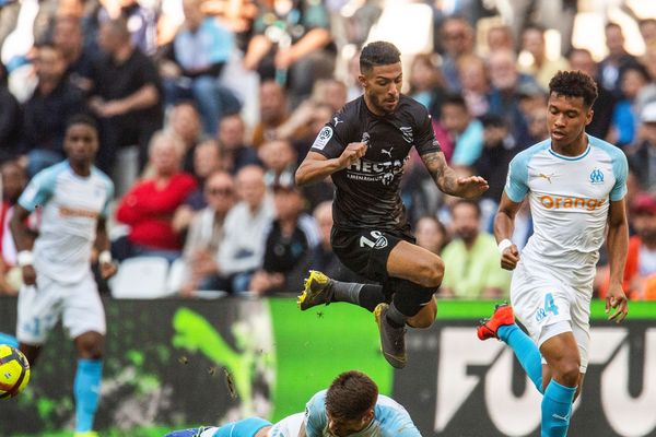 Nîmes battu 2 à 1 à Marseille au Stade Vélodrome.