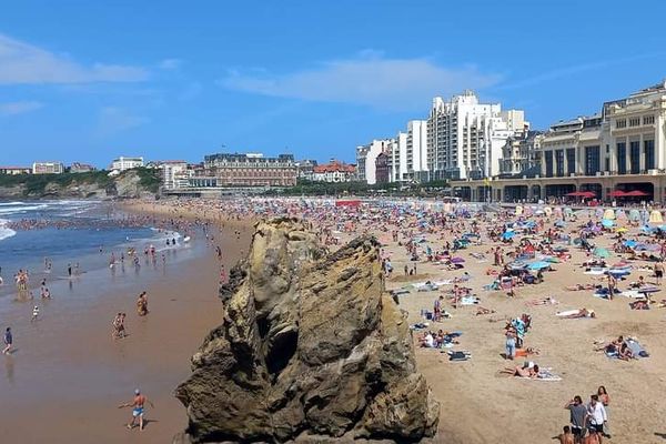 La grande plage de Biarritz fait partie des plages surveillées dans le département des Pyrénées-Atlantiques, sur la côte basque.