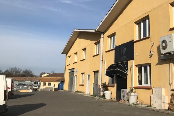 C'est devant ce bâtiment d'une co-propriété de Fonbeauzard, près de Toulouse, qu'un homme a été blessé de plusieurs balles à la sortie d'une soirée dite privée.