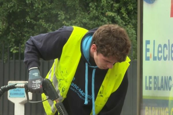 Karcher en main, Nellio et son camarade nettoient les rues et les structures de la ville