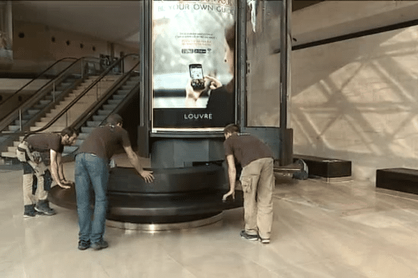 Des bancs géants et des colonnes Morris revisitées, l'entreprise James a conçu le nouveau mobilier de la pyramide du Louvre