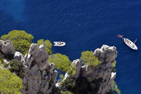 Les calanques, zone privilégiée de mouillage pour les loueurs de bateau de Marseille