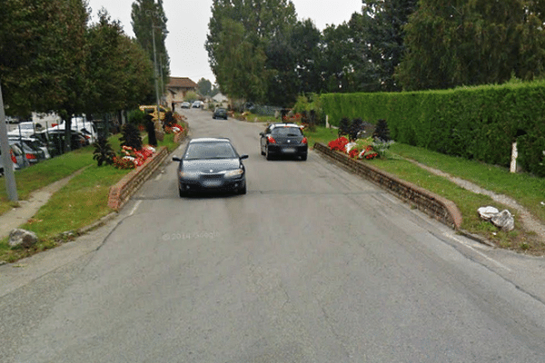 L'homme aurait touché l'un de ces deux petits murets, route de Grenoble à Saint-Étienne-de-Saint-Geoirs.