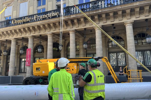 Opération de grutage délicate ce lundi matin place Colette, avant la réinstallation du rideau prévue ce mardi.