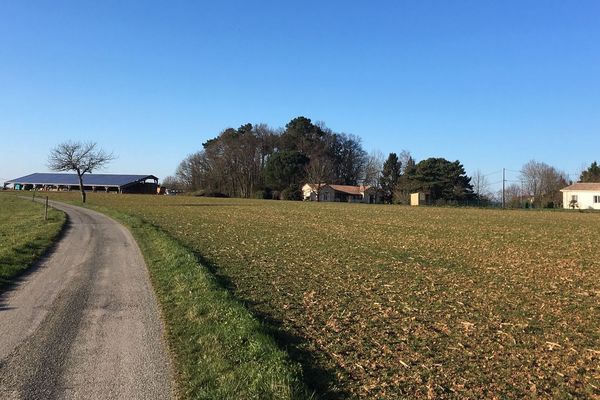 Une ferme périgourdine entourée d'habitations. 