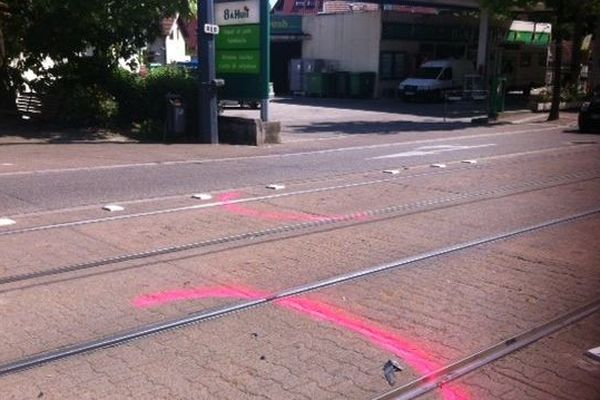 Collision entre une voiture et un tram à hauteur de l'arrêt La Tronche-Hôpital. 