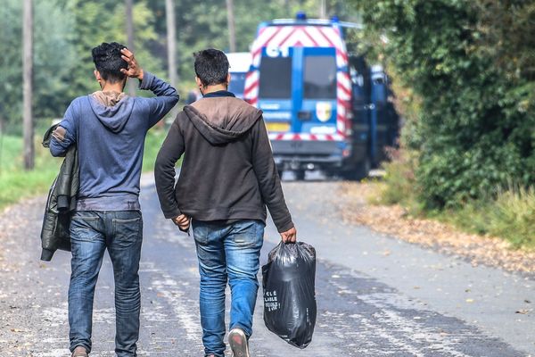 Image d'illustration de deux migrants à Grande-Synthe (Nord).