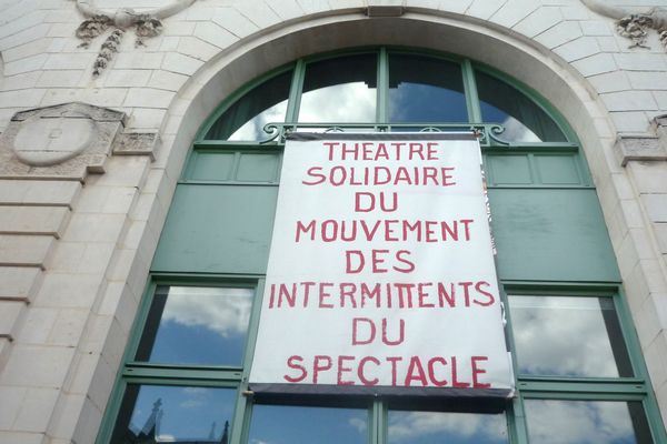 Une banderole a été déployée sur la façade du théâtre limougeaud