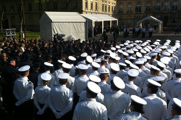 Versailles, le 17 juin 2016. Cérémonie d'hommage pour Jean-Baptiste Salvaing et Jessica Schneider, les deux policiers assassinés lundi à Magnanville, dans les Yvelines.