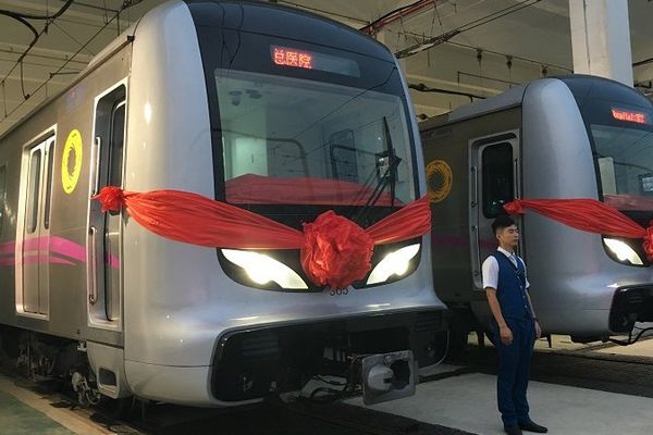 Image de l'inauguration de la ligne 3 du métro de Chengdu, sur laquelle circulent 144 voitures de métro équipées des systèmes de traction d'Alstom. Elle est entrée en service commercial le 31 juillet 2016.