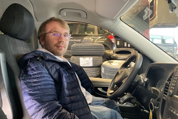 Nicolas Bauer peut conduire cette voiture uniquement avec le haut du corps.