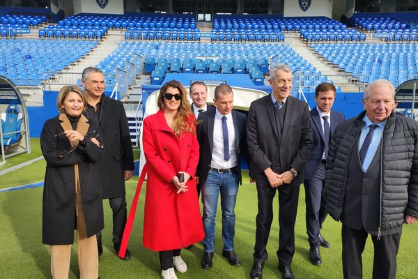 Marlène Schiappa reçue sur la pelouse du stade Armand Cesari.