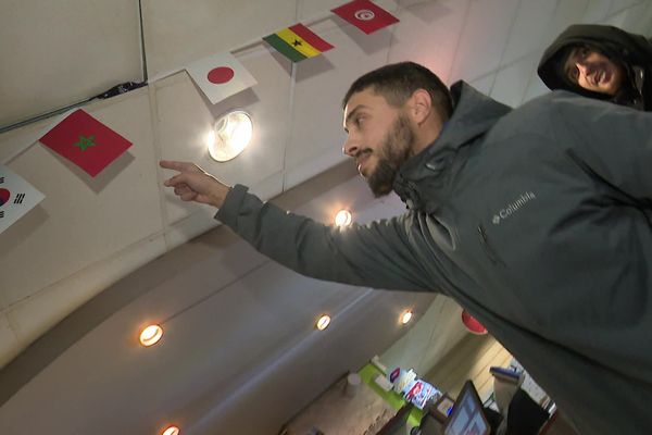 Dans un bar de Rennes, la communauté marocaine s'apprête à supporter son équipe nationale face à la France en demi-finale de la coupe du monde de football