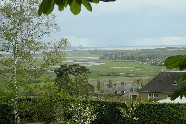 Après une matinée grise et humide dans la Manche, Avranches retrouvera progressivement des éclaircies et un temps plus sec.