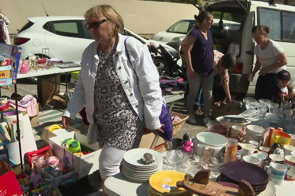 Beauvoisin (Gard) - le vide-grenier a fait le plein de clients, de visiteurs et de vendeurs - mai 2023.