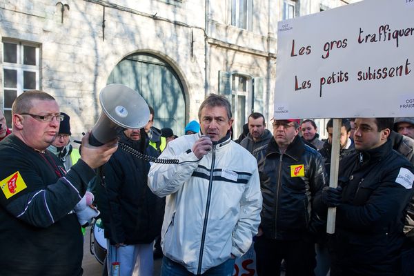 Les employés et la direction de Fraisnor, ensemble dans la rue, pour réclamer une aide financière.