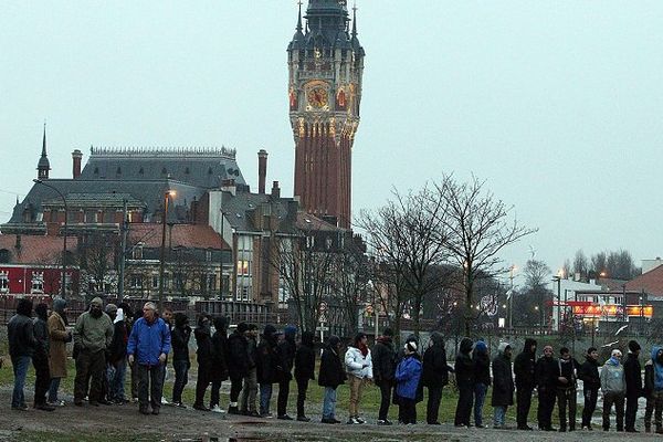 File d'attente des migrants pour manger