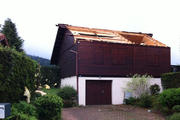 La tornade de Gerbépal a arraché la toiture de plusieurs habitations.