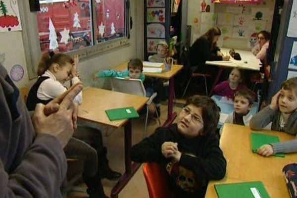 Une roulotte rouge, les élèves ont peu de temps pour se dissiper, ils doivent suivre leur scolarité comme tous les enfants de France. Pour cela, ils ont un professeur des écoles détaché de l'Education Nationale.