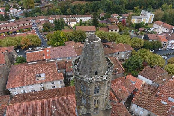 La foudre a causé de gros dégâts sur le clocher de l'église. 