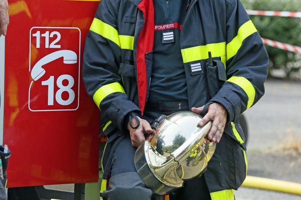 Un véhicule léger et un poids lourd seraient entrés en collision frontale sur la la départementale 964 entre Dieue-sur-Meuse et Haudainville. Malgré une intervention rapide des sapeurs-pompiers du département, un homme de 73 ans est décédé dans l'accident.