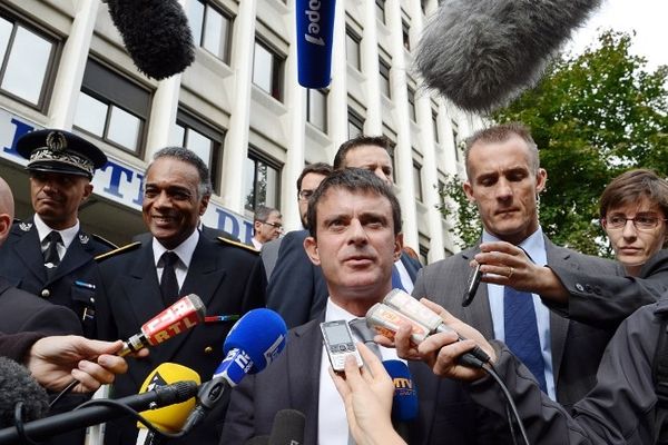 Manuel Valls annonce une zone de sécurité prioritaire à La Villeneuve à sa sortie de l'hotel de police de Grenoble  