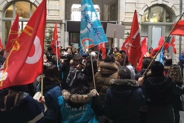 200 agents municipaux des écoles ont manifesté ce lundi matin à Pau. 