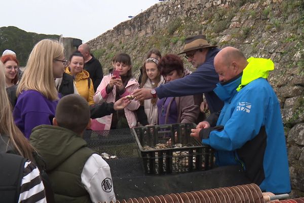 30 jeunes Ukrainiens sont accueillis durant une semaine pour "prendre l'air", loin de la guerre. Ici, à Larmor Baden, lors d'une séance de dégustation d'huitres.