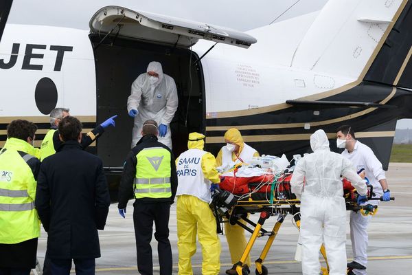 Un patient est transféré vers un hôpital de Bordeaux, le 14 mars 2021 à Orly. AFP/Jacques WITT