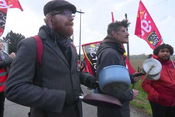 Une cinquantaine de militants syndicaux étaient présents à proximité du site Innovafeed à Nesle (Somme) pour protester contre la réforme des retraites.