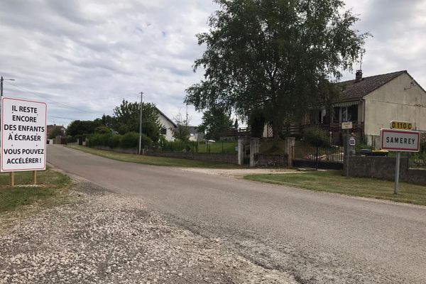 L'entrée du village de Samerey sur la D110, son panneau indicateur de commune et sur le bord gauche le panneau-choc qui doit faire réfléchir les automobilistes