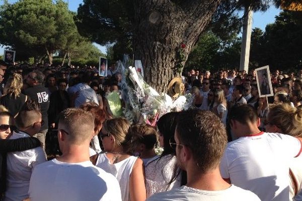 Des fleurs et des pleurs pour les 5 jeunes sur le lieu de l'accident.