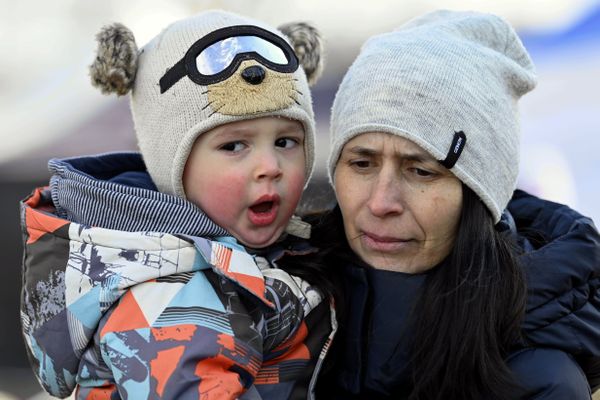 Une femme réfugiée ukrainienne, avec son enfant dans les bras. (Image d'illustration).