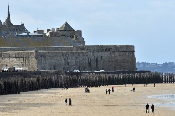Les remparts de Saint-Malo vus de la plage du Sillon