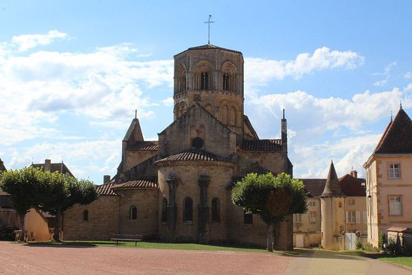 La Collégiale Saint-Hilaire de Semur-en-Brionnais.