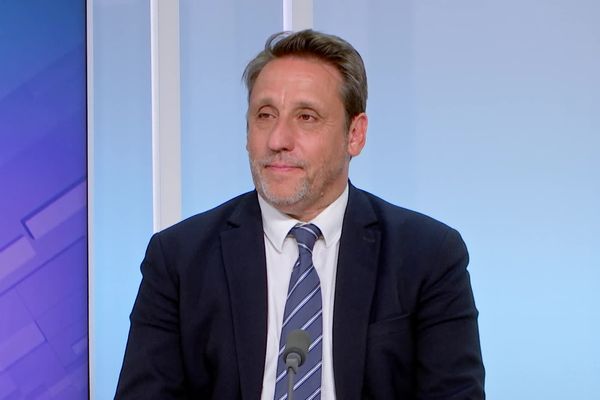 Olivier Girardin, débattant sur le plateau de France 3 Champagne-Ardenne avant le premier tour des élections législatives de 2024.