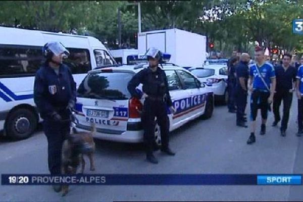 CRS en faction devant le rond-point du prado